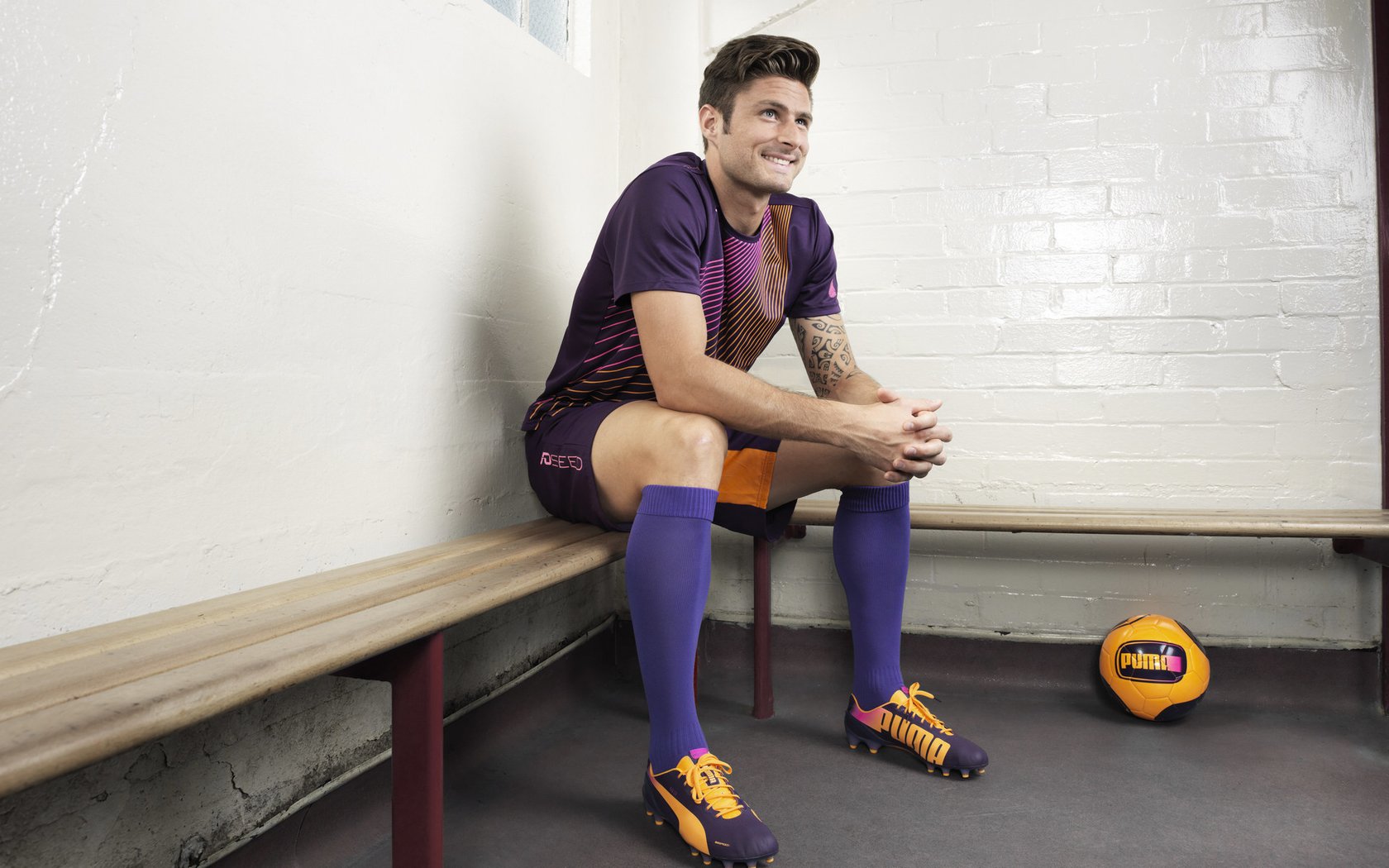 赛道与绿茵的跨界交响，当若日尼奥在F1街道赛接管，智利已横扫沙特